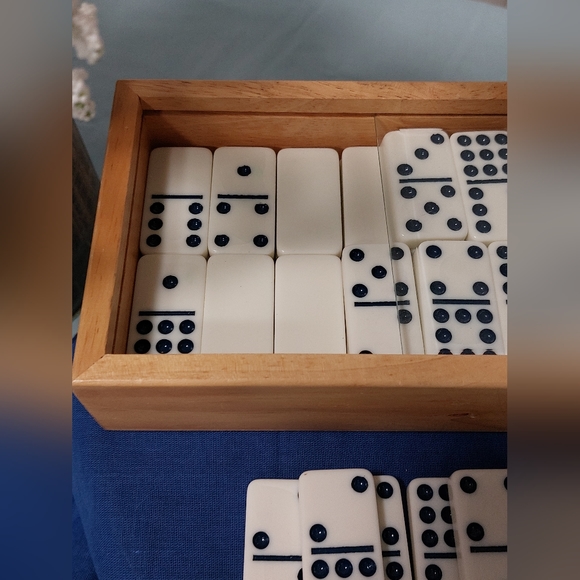Double Nine Dominoes Set in Wood Box w/Glass Lid - The Classic Collection - Picture 5 of 8